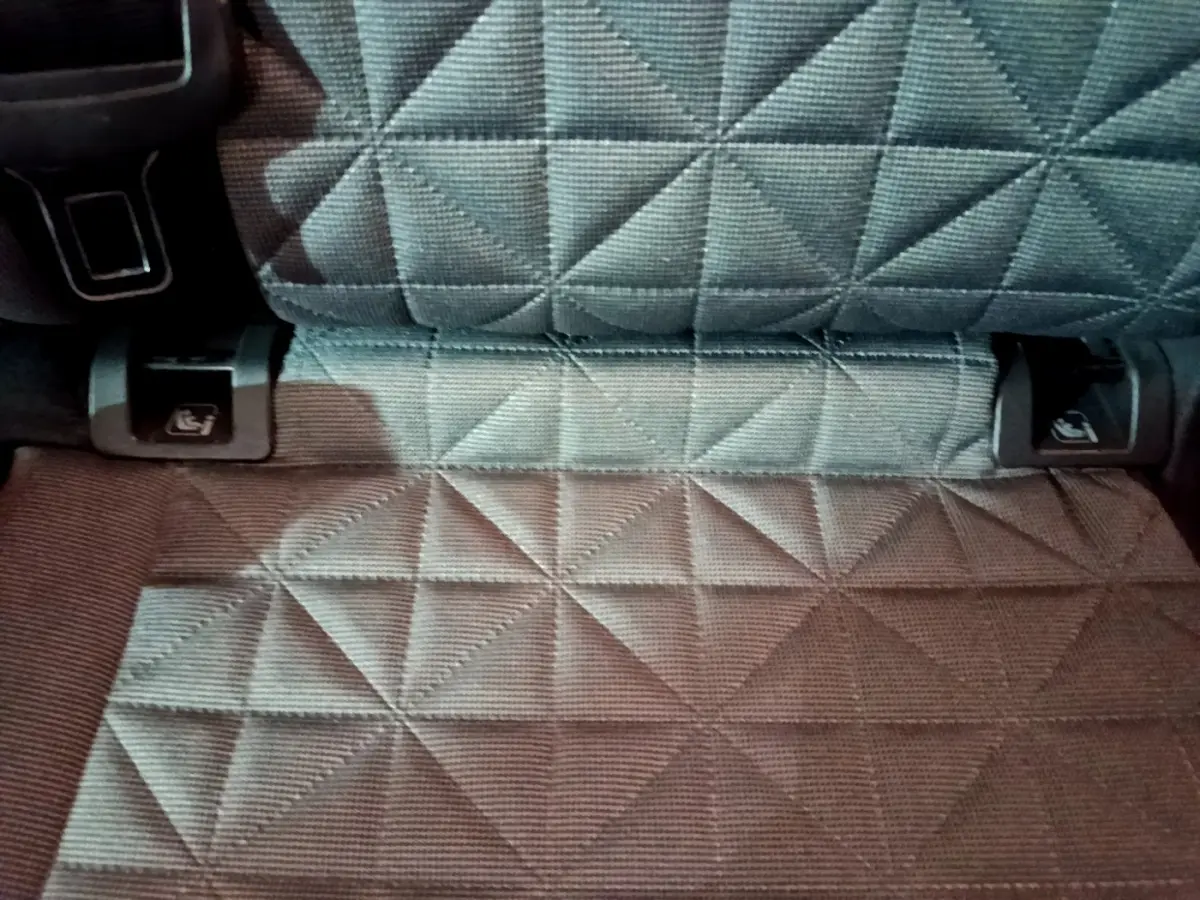 Détail de la banquette arrière grise avec couture géométrique et attaches ISOFIX du Volkswagen Tiguan 1.4 eHybrid 2021.