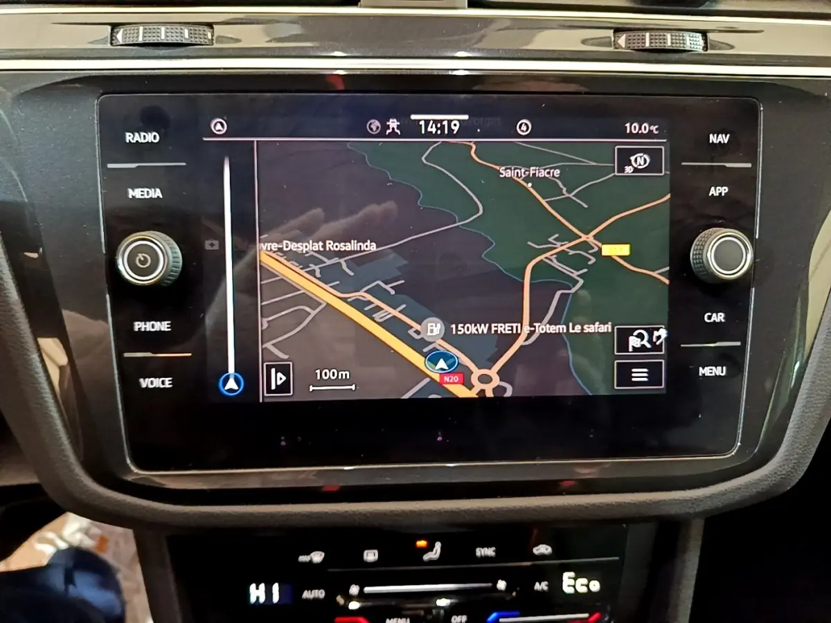 Écran tactile central du Volkswagen Tiguan 1.4 eHybrid 245 DSG6 Life Business affichant la navigation GPS.