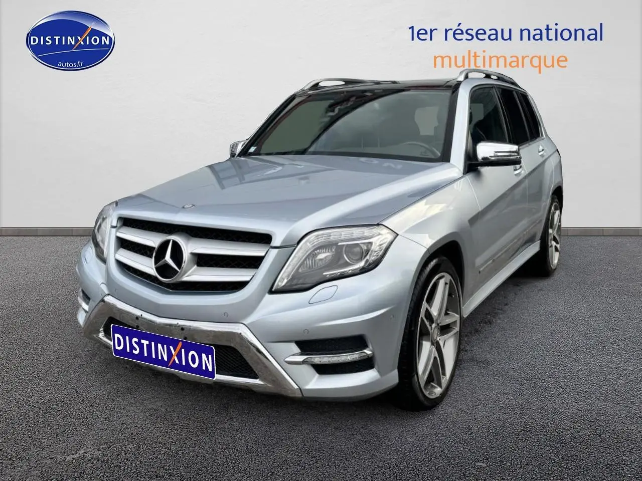 Mercedes GLK 350 4Matic argent vu en 3/4 avant avec jantes alliage et calandre distinctive étoile.