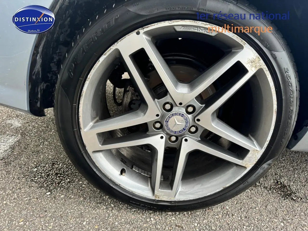 Gros plan sur la jante avant droite en alliage argentée d’un Mercedes GLK 350 4Matic noir de 2014.