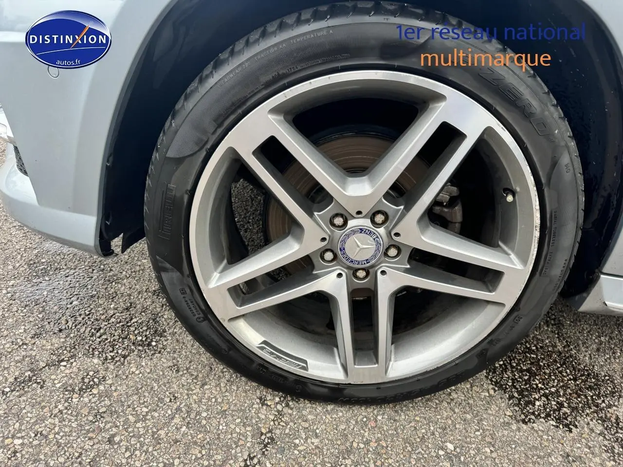 Gros plan sur la jante alu argentée et le pneu Pirelli d’un Mercedes GLK noir, côté avant droit.