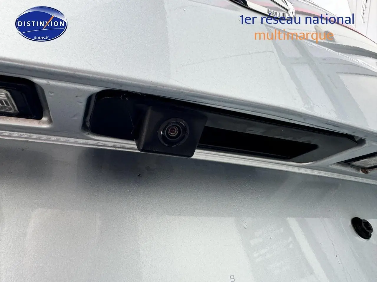 Gros plan sur la caméra de recul intégrée au pare-chocs arrière blanc d'un Mercedes GLK 350 4matic 2014.