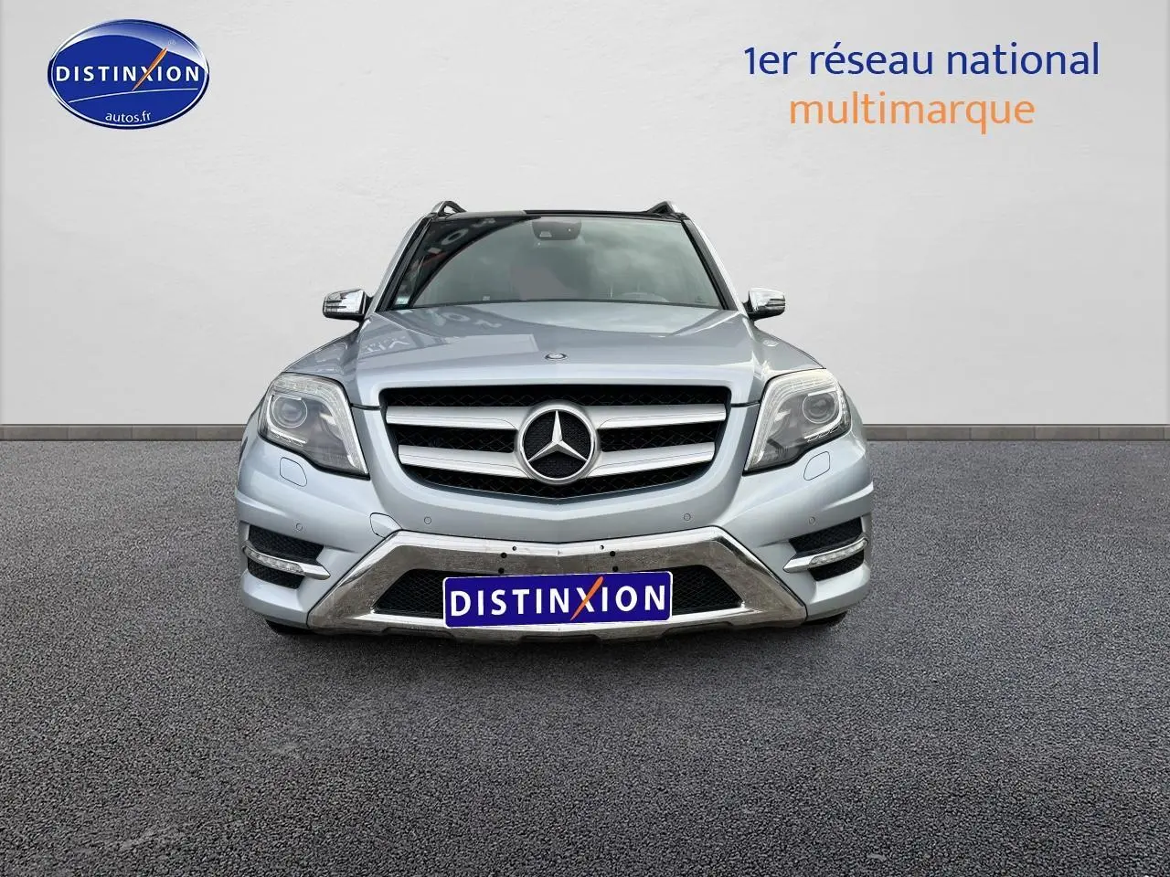 Vue frontale d'un Mercedes GLK 350 4matic noir, avec calandre chromée et logo étoile bien visible.