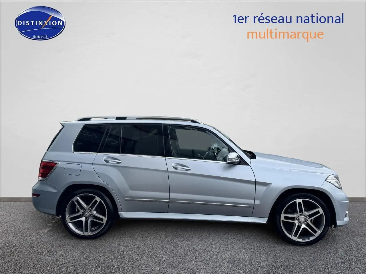 Profil côté gauche d'un Mercedes GLK 350 4Matic noir avec jantes alliage et barres de toit visibles.