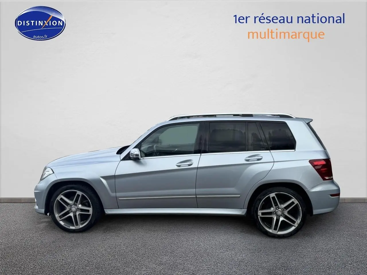 Vue latérale gauche d'un Mercedes GLK 350 4Matic gris métallisé avec jantes alliage et vitres teintées.