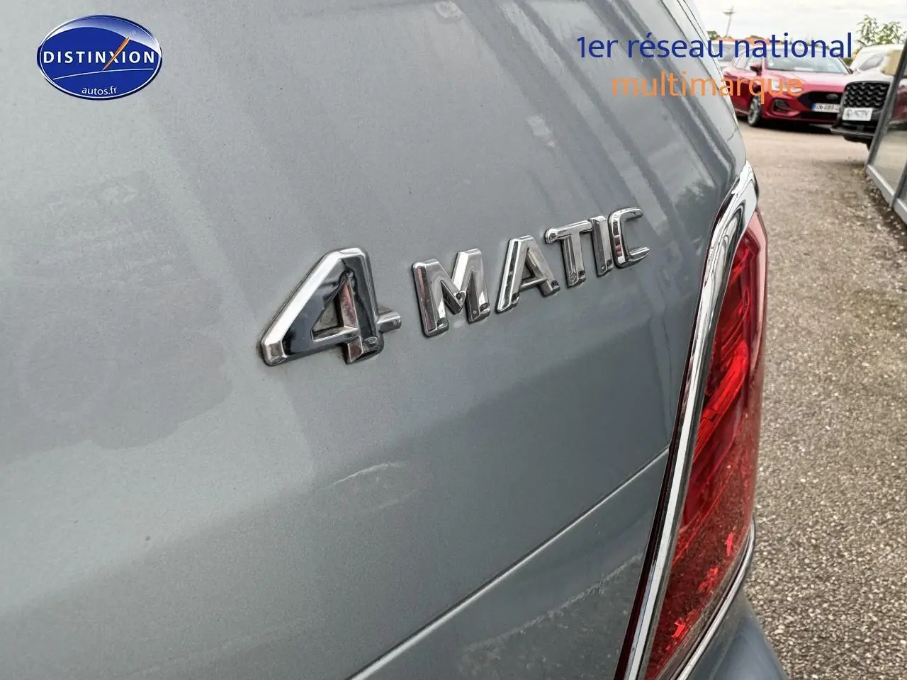 Gros plan sur l'arrière droit gris métallisé d'un Mercedes GLK 350 4MATIC avec feu arrière et logo 4MATIC.