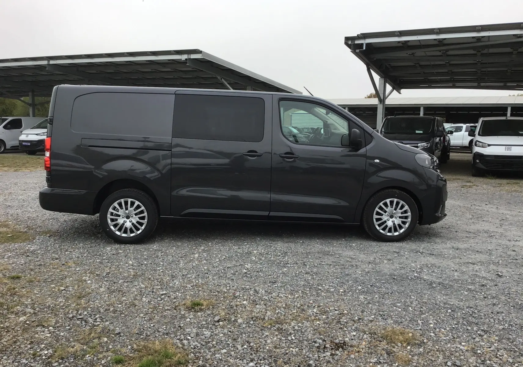 Peugeot Expert Cabine Approfondie gris titane vu de profil côté gauche, avec jantes alliage et vitres teintées.