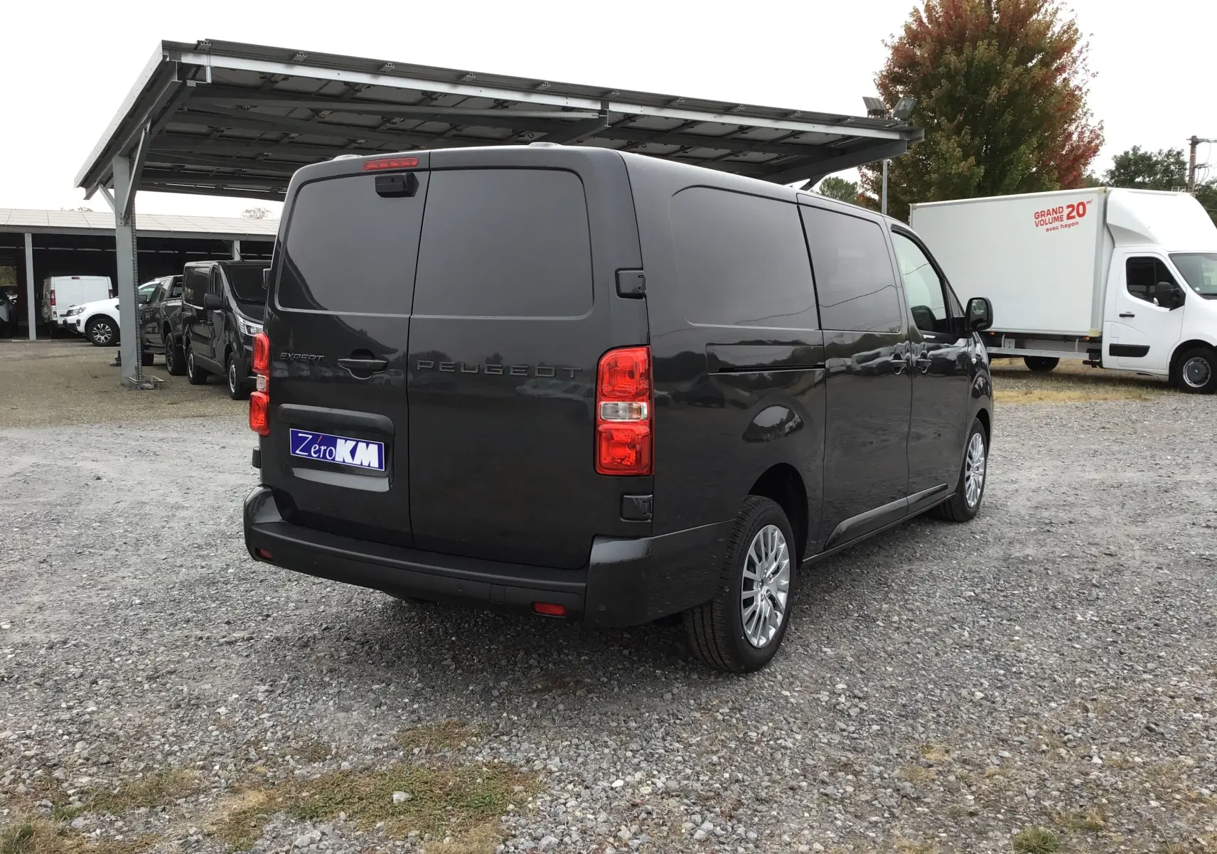 Vue 3/4 arrière droite d’un Peugeot Expert gris titane avec vitres arrière opaques et jantes alliage.