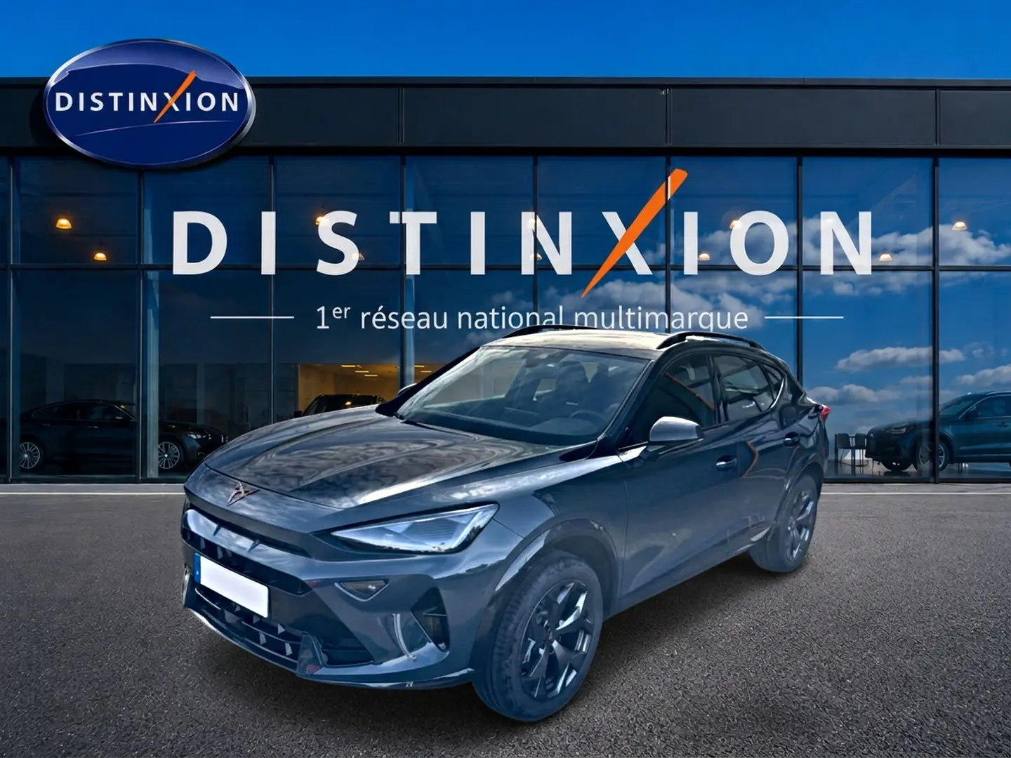 Vue 3/4 avant droite d'un CUPRA Formentor bleu fjord avec jantes 18 pouces devant une vitrine Distinxion.