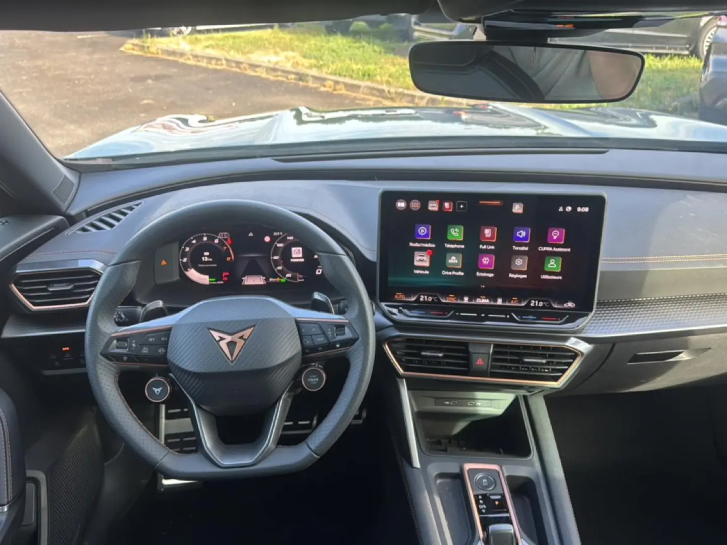 Vue intérieure du tableau de bord et volant cuir multifonction du CUPRA Formentor 1.5 ETSI Hybrid 2026, ambiance moderne et écran tactile.