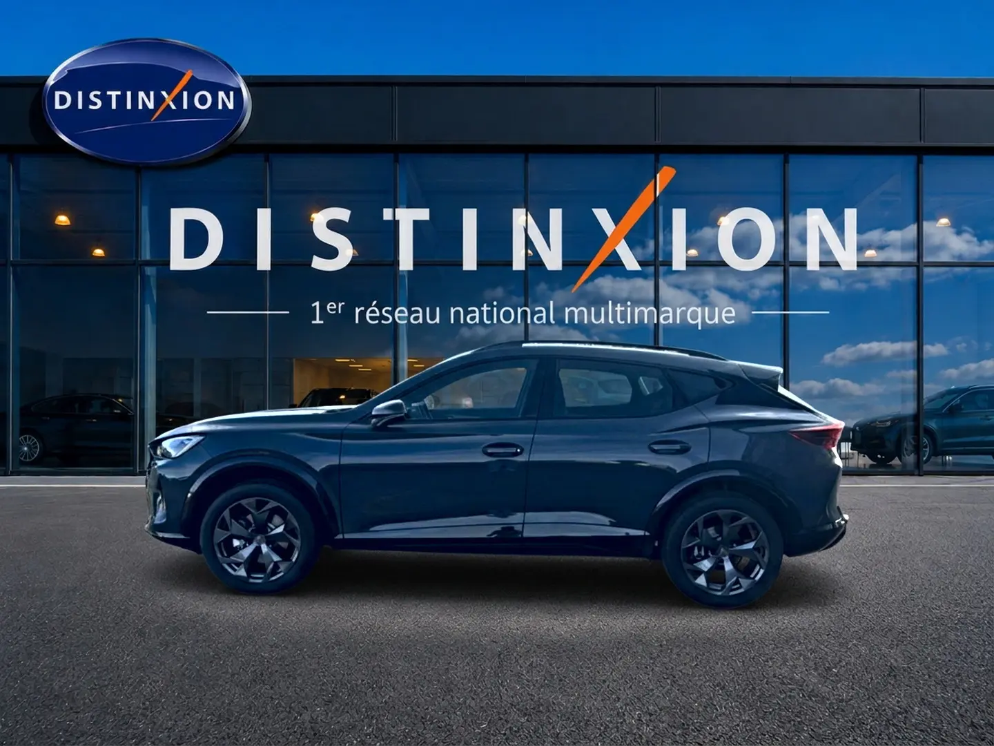 Vue de profil côté gauche du CUPRA Formentor bleu fjord 2026 garé devant une vitrine Distinxion.