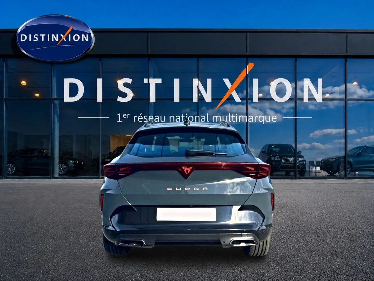 Vue arrière du CUPRA Formentor 1.5 etsi hybrid 150 DSG7 en bleu fjord, avec feux LED et double sortie d’échappement.