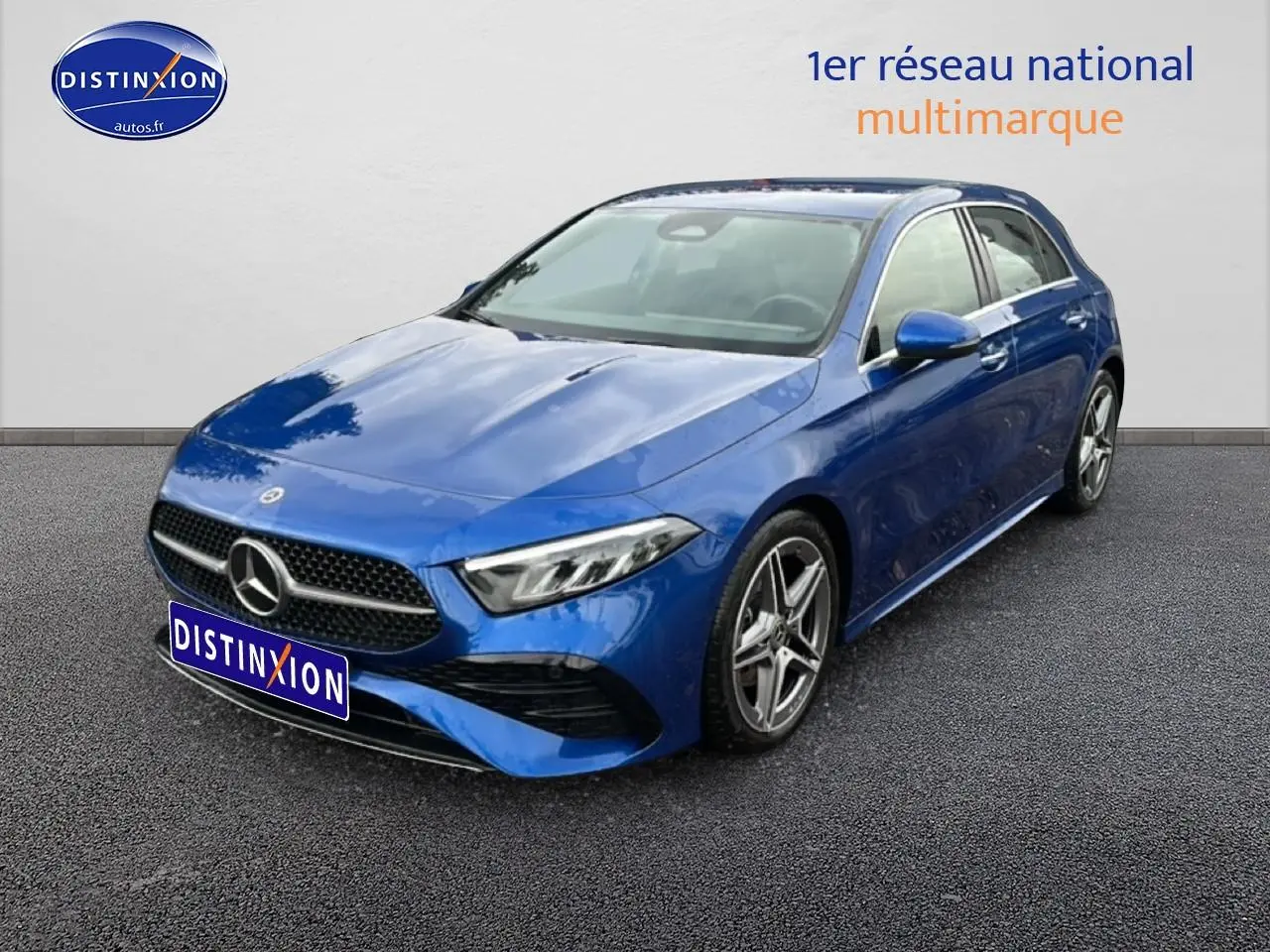 Mercedes Classe A 180 AMG Line bleu vue 3/4 avant droit avec jantes alliage et calandre noire sportive.