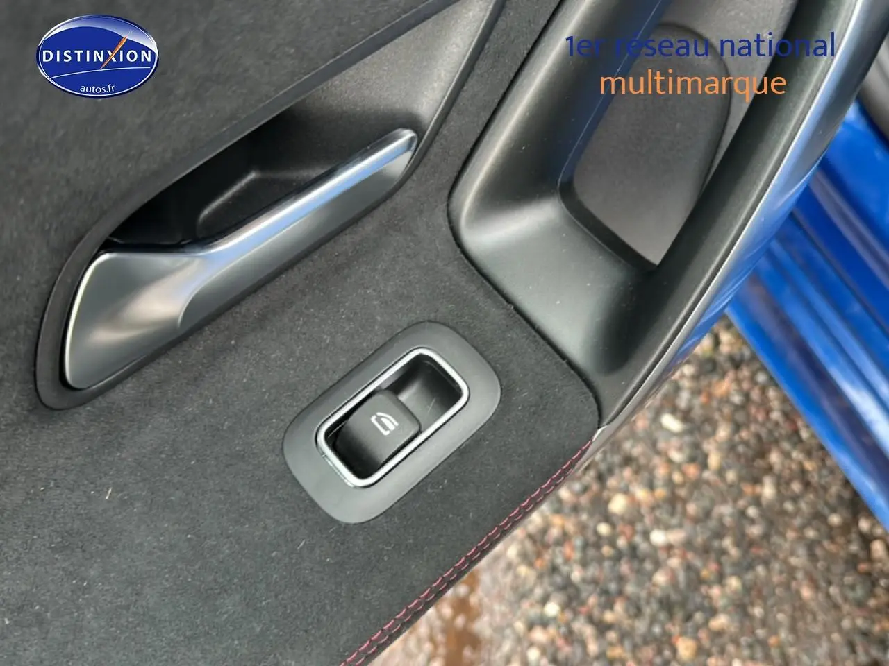 Détail du bouton de lève-vitre sur la porte avant gauche d'une Mercedes Classe A 180 AMG Line bleu 2024.