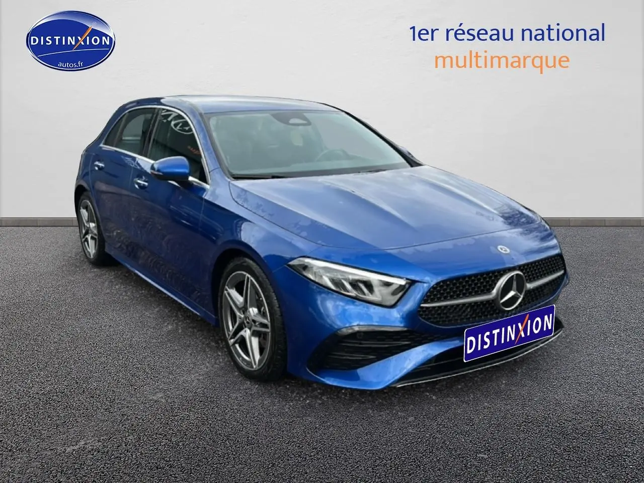 Mercedes Classe A 180 AMG Line bleu vue 3/4 avant avec jantes alu et calandre noire sport
