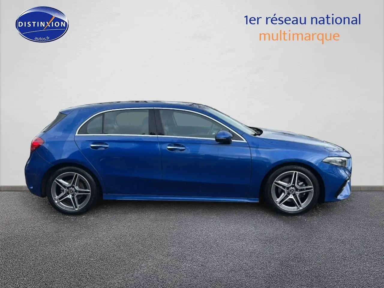 Profil droit d'une Mercedes Classe A 180 AMG Line bleu 2024 avec jantes alliage et vitres teintées.