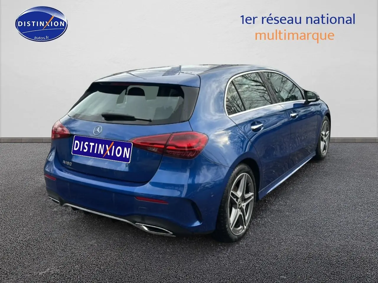 Vue 3/4 arrière droite d'une Mercedes Classe A 180 AMG Line bleu avec jantes alu et feux arrière LED.