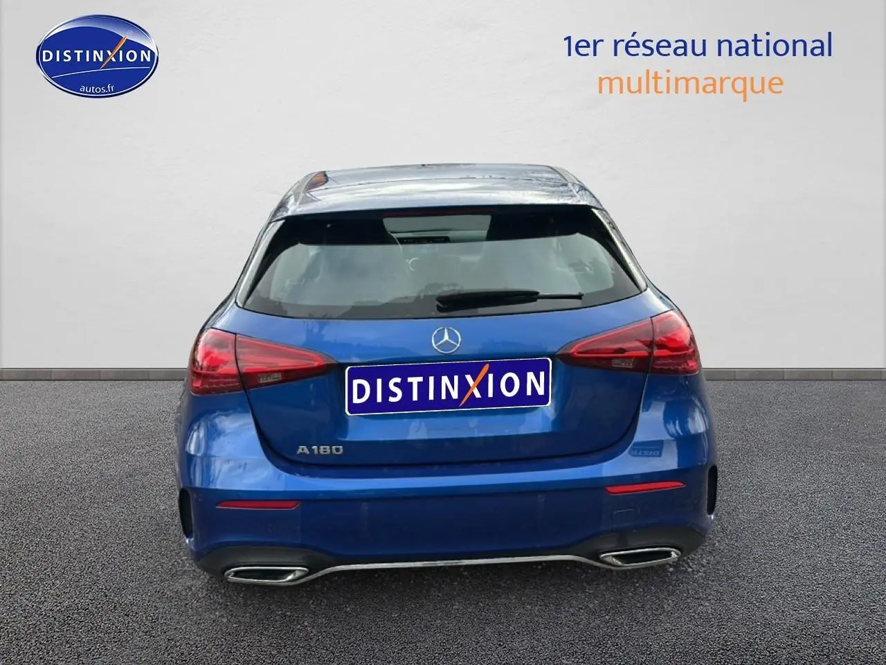 Vue arrière d'une Mercedes Classe A 180 AMG Line bleu avec feux LED et double sortie d'échappement chromée.