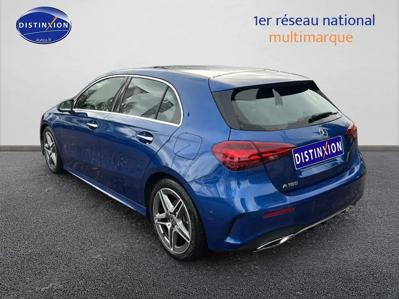 Vue 3/4 arrière droite d'une Mercedes Classe A 180 AMG Line bleu avec jantes alliage et feux LED.