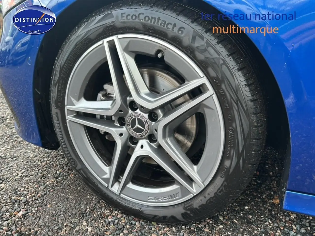 Gros plan sur la jante AMG grise et le pneu Continental d'une Mercedes Classe A 180 bleu, côté avant droit.