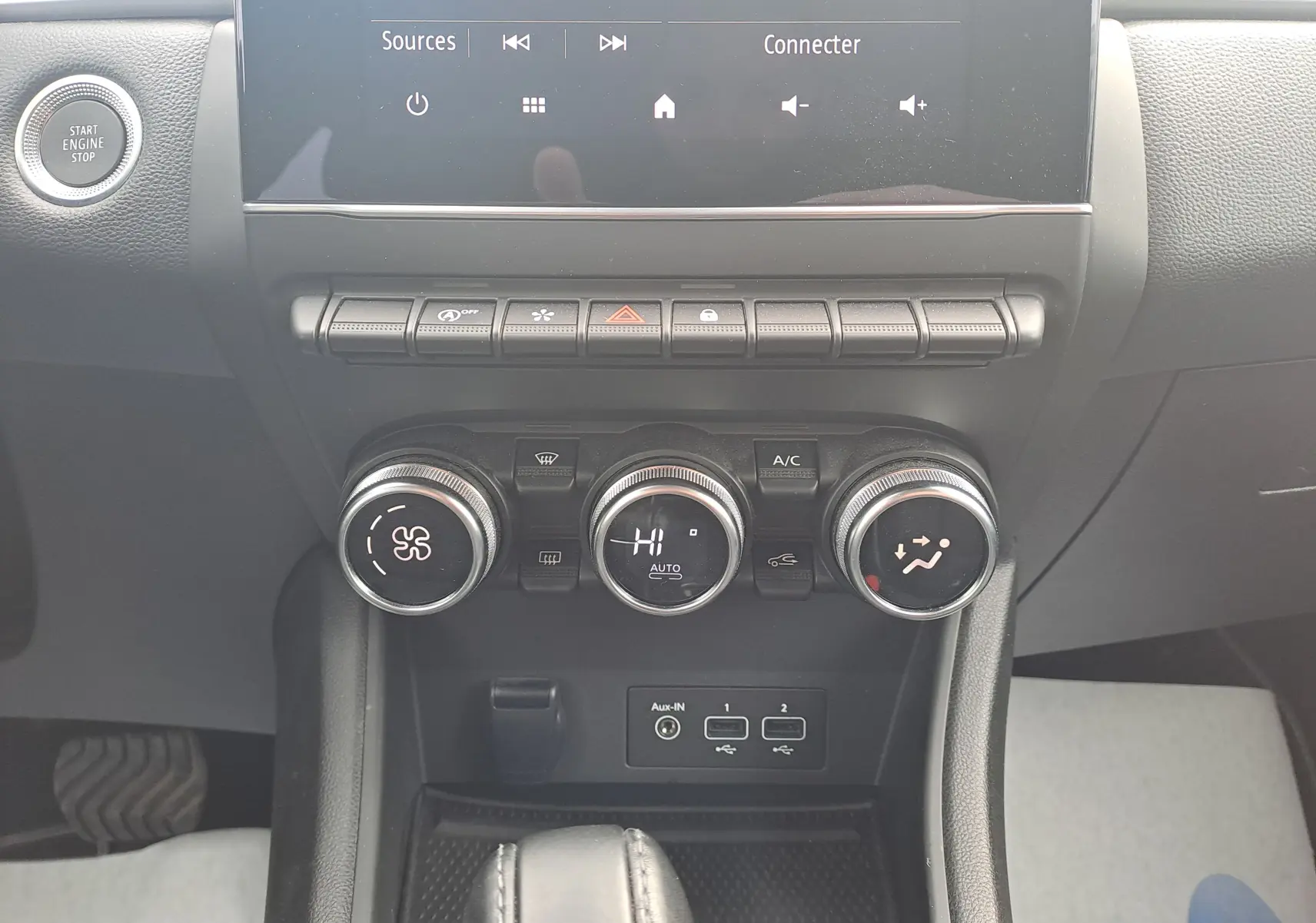 Vue rapprochée de la console centrale du Renault Captur 2022, avec commandes de climatisation et écran tactile.