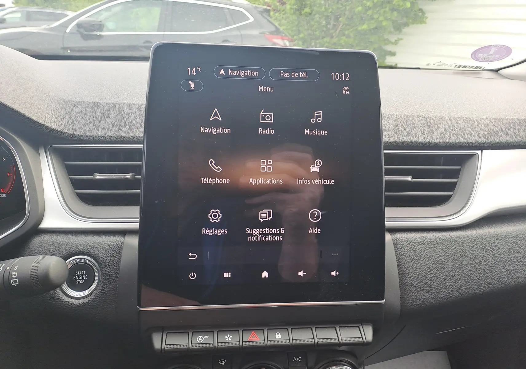 Vue intérieure centrée sur l'écran tactile du tableau de bord du Renault Captur 2022, avec commandes et aérateurs visibles.