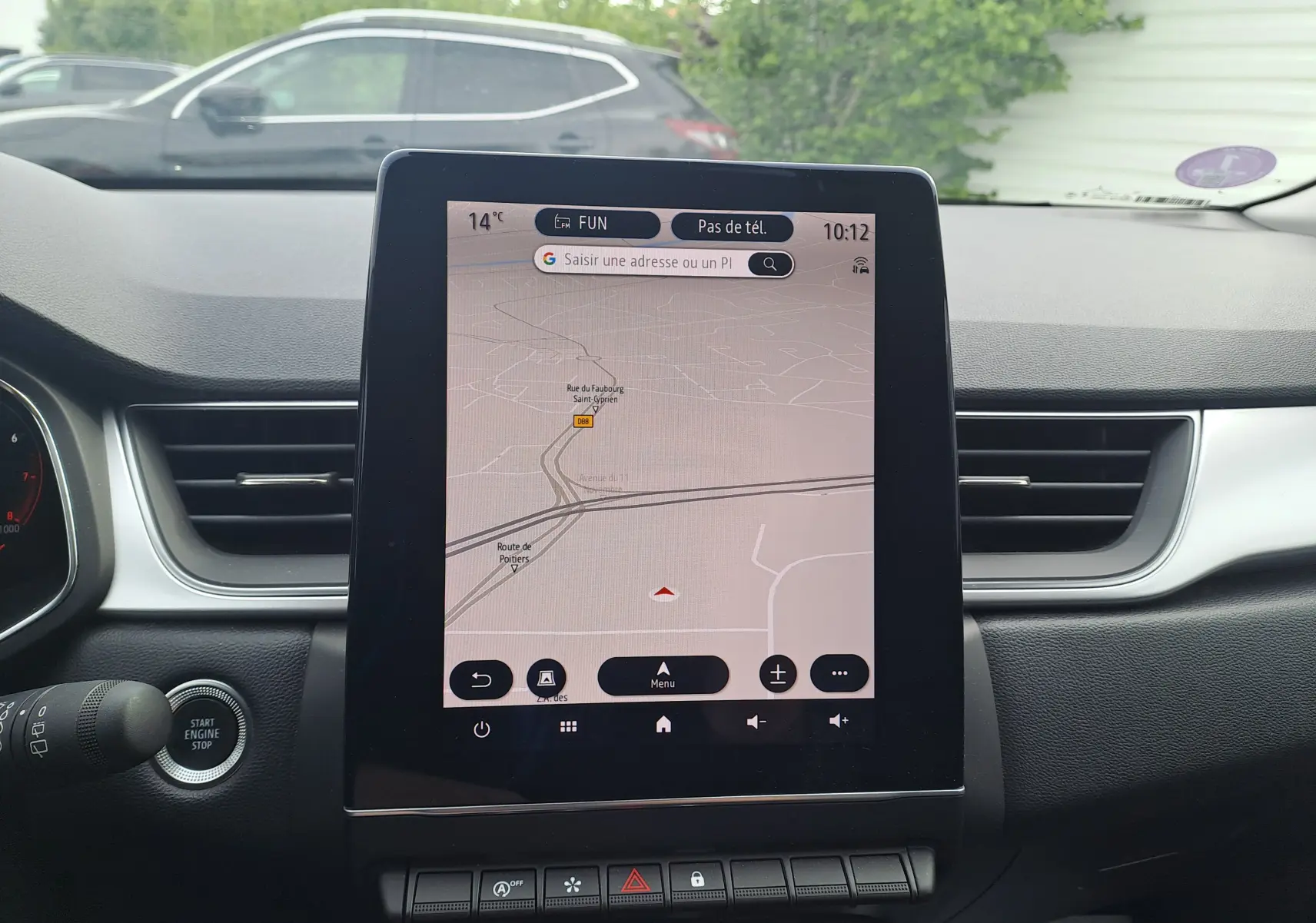 Intérieur du Renault Captur 2022, vue centrale sur l'écran tactile du système de navigation avec tableau de bord noir.