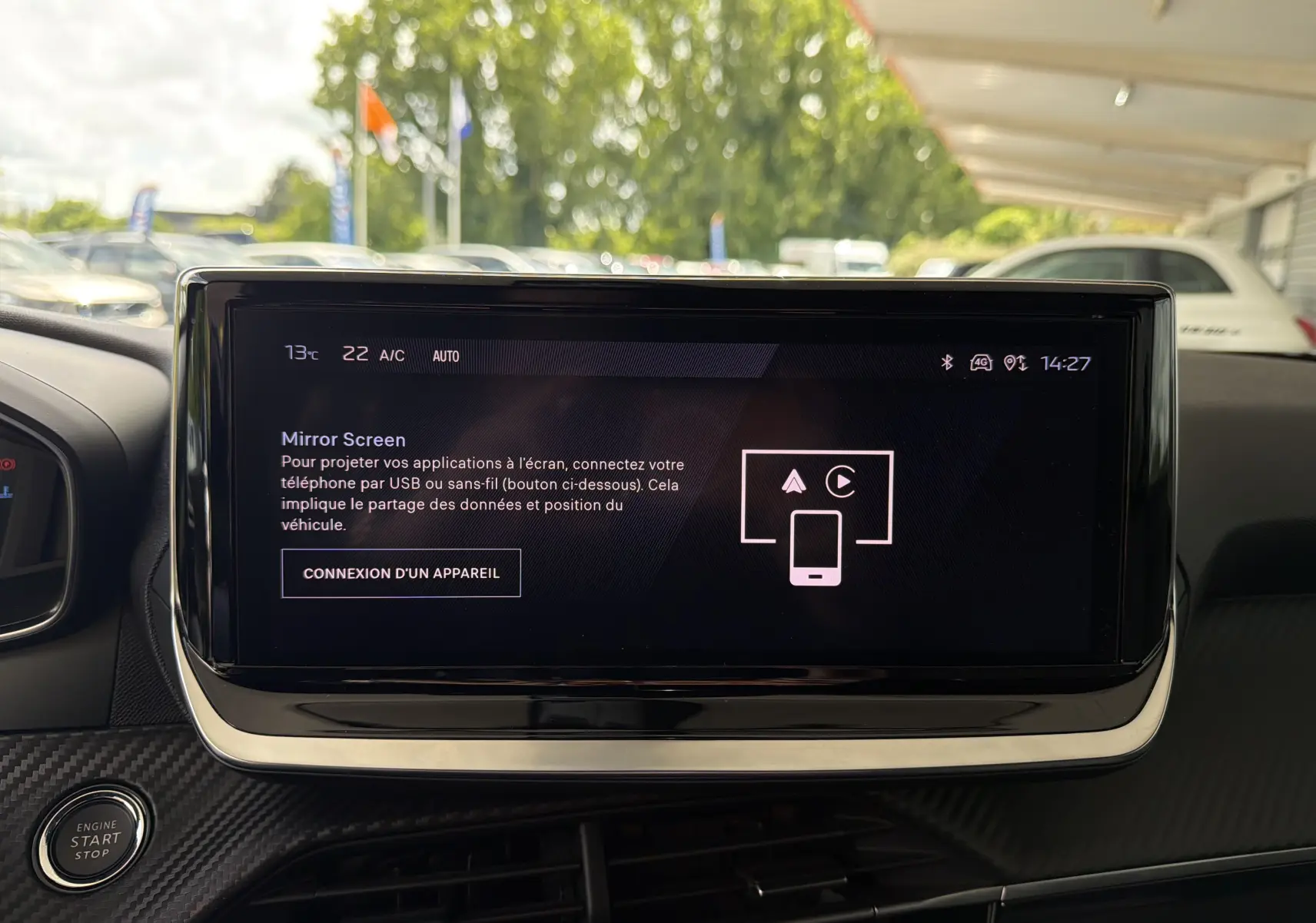 Écran tactile central de la Peugeot 2008 gris Sellenium 2023 affichant l'interface Mirror Screen en intérieur.
