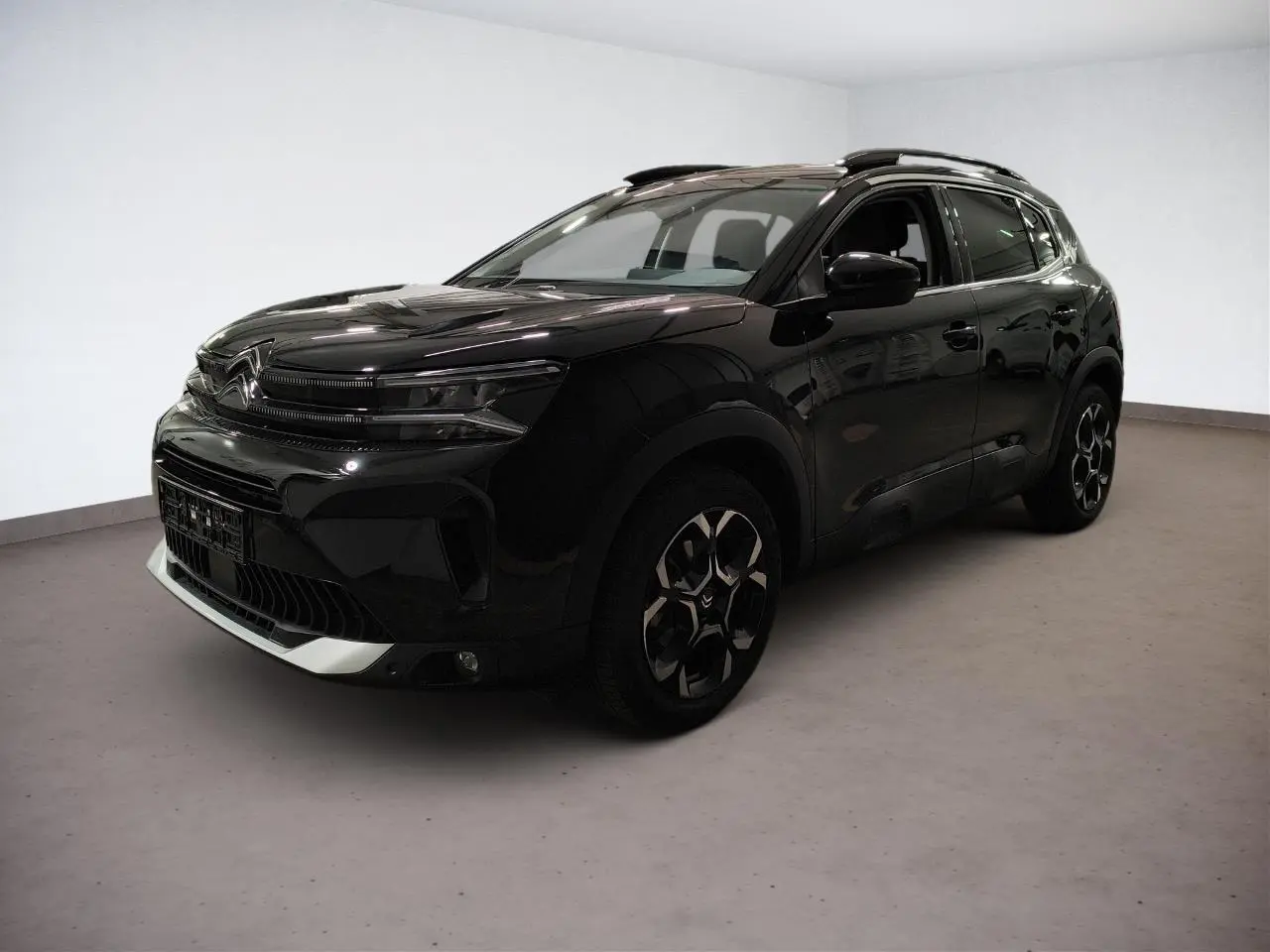 Citroën C5 Aircross noir Perla en 3/4 avant droit, avec jantes alliage bi-ton et barres de toit noires.