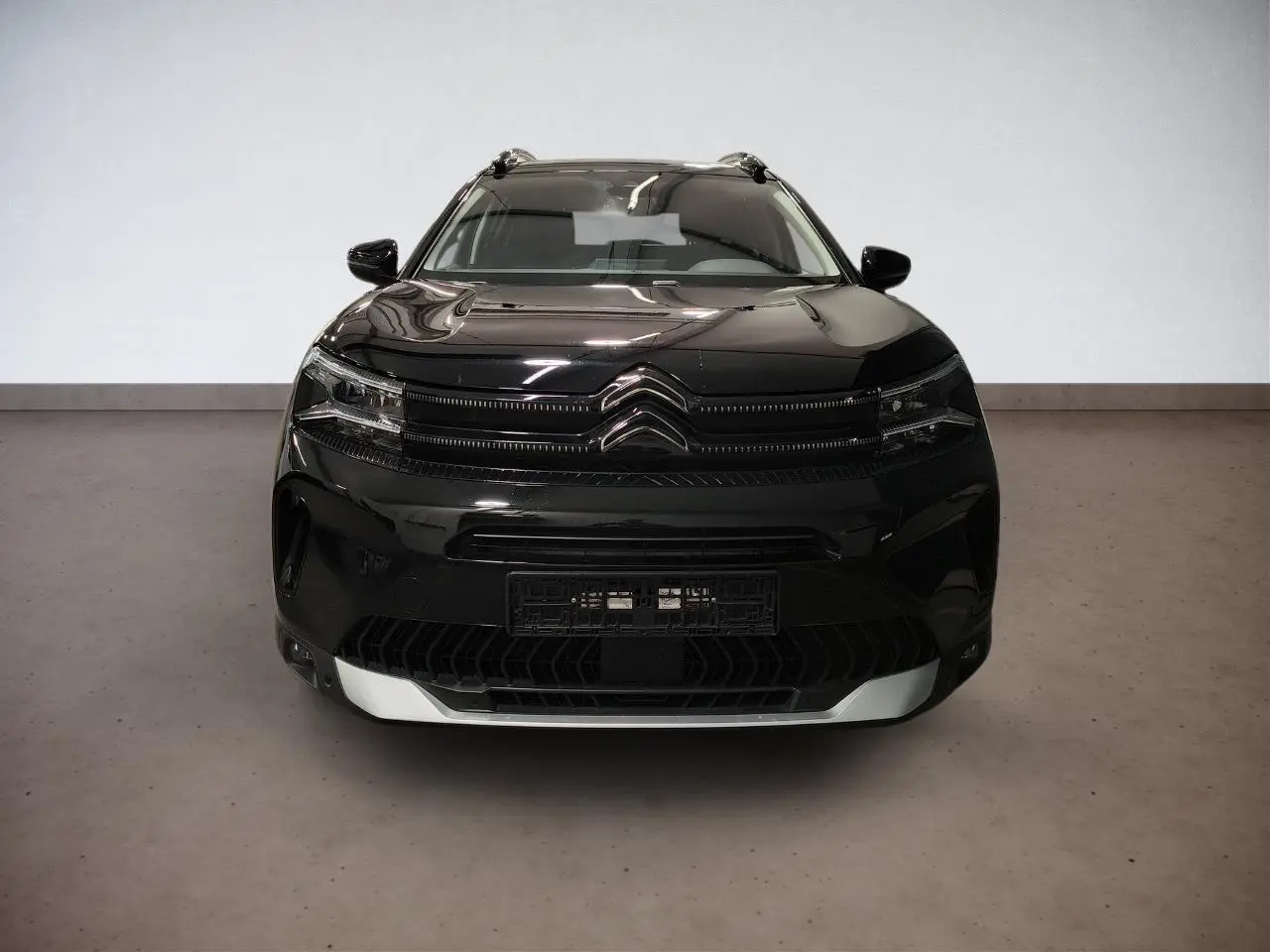 Vue frontale d'un Citroën C5 Aircross 2025 noir Perla avec calandre distinctive et insert argenté inférieur.