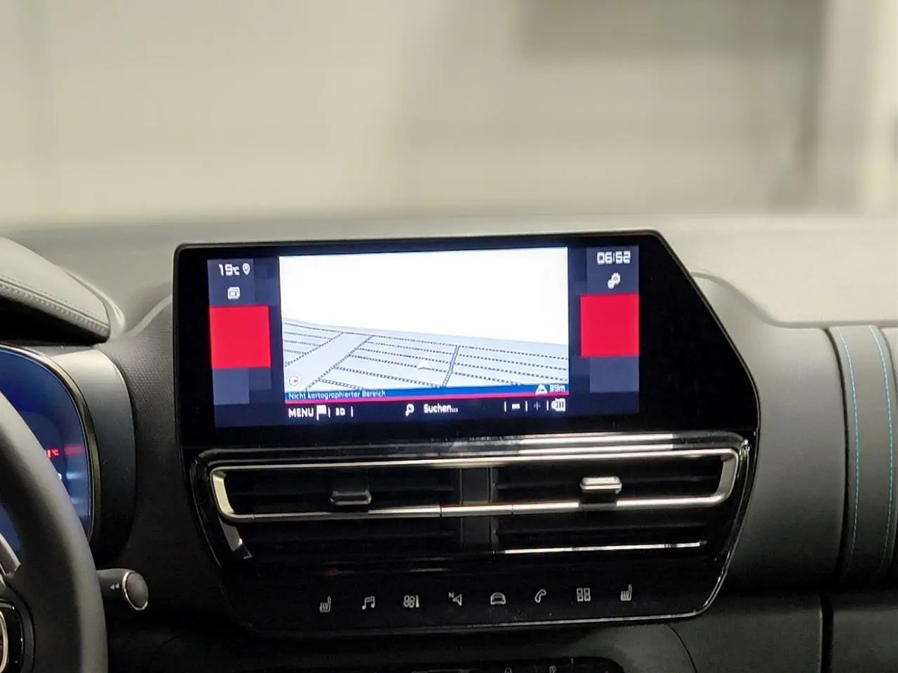 Vue rapprochée de l’écran tactile central affichant la caméra de recul dans l’habitacle noir du Citroën C5 Aircross 2025.