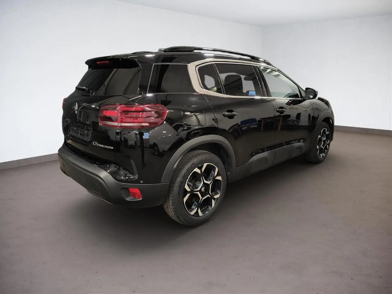 Vue 3/4 arrière droite du Citroën C5 Aircross noir Perla avec jantes alliage 18'' et vitres surteintées.