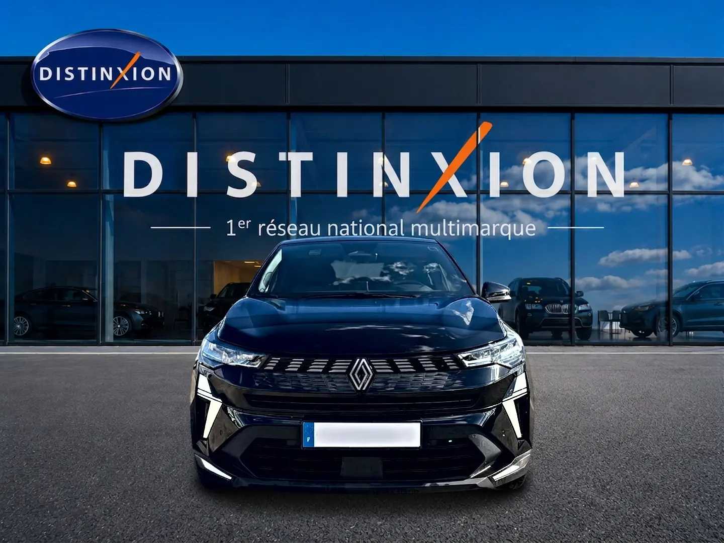Renault Symbioz 1.8 e-tech noir étoile vue de face, avec calandre distinctive et phares LED allumés.