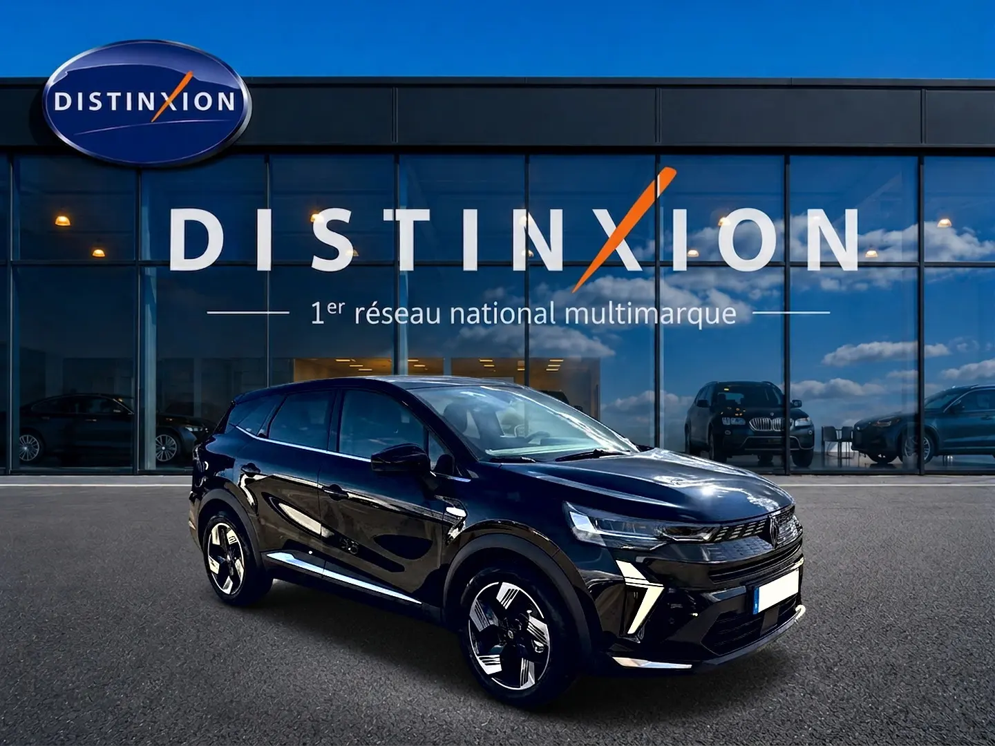 Renault Symbioz noir étoile en 3/4 avant droit, avec jantes alu et feux LED distinctifs, devant showroom Distinxion.