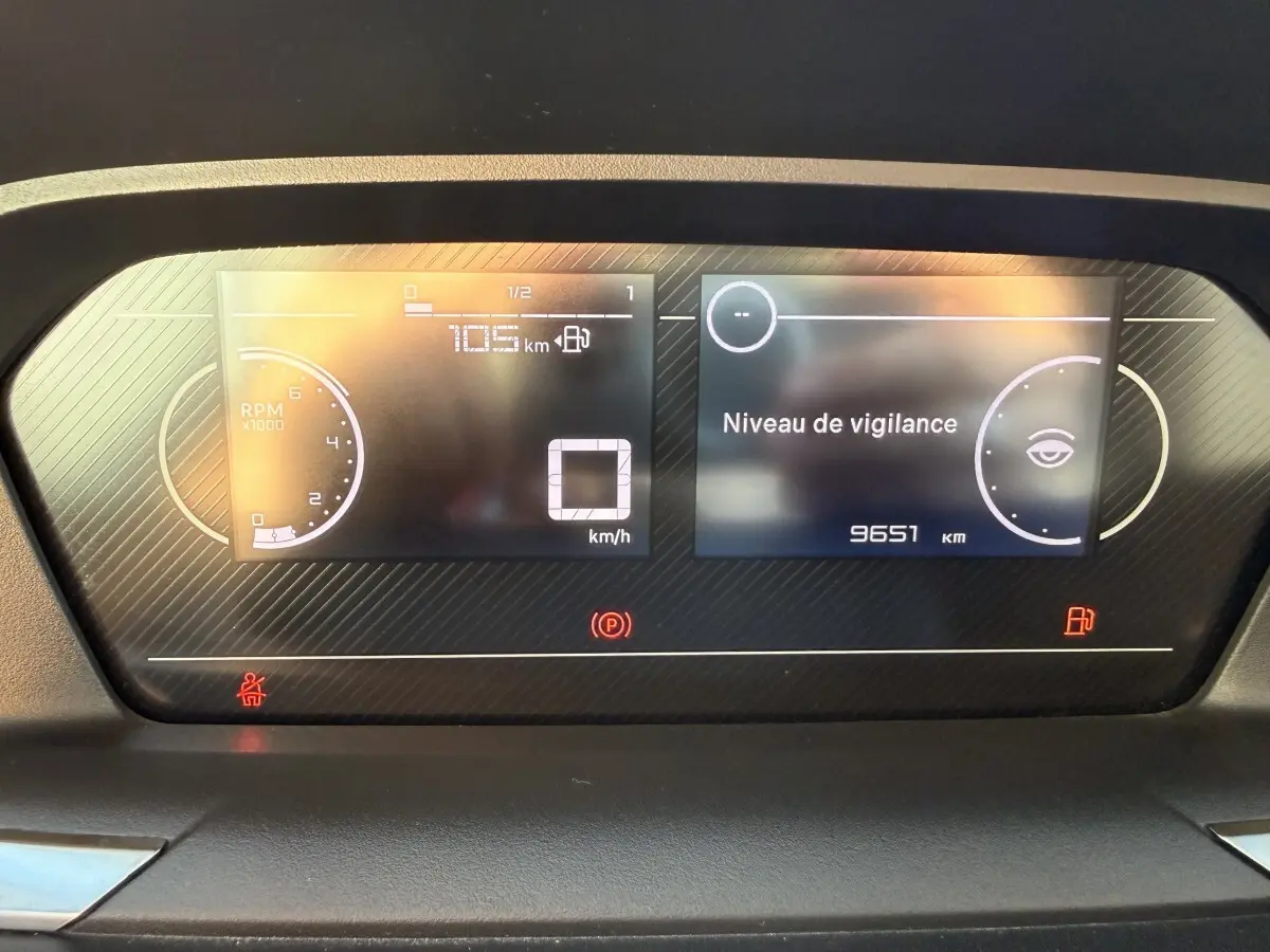 Affichage numérique du tableau de bord du Peugeot Partner 2026 montrant la vitesse à 0 km/h et le niveau de vigilance.