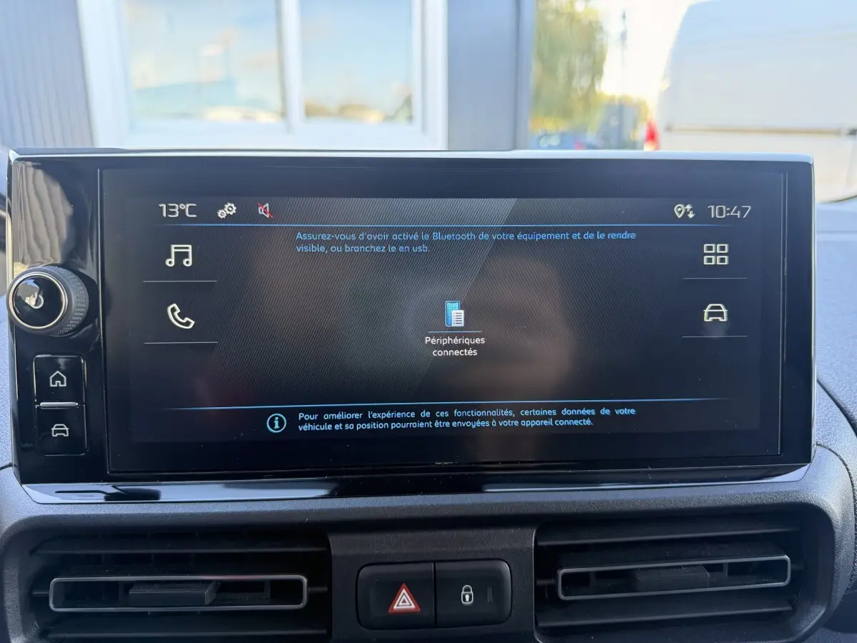 Écran tactile central du tableau de bord du Peugeot Partner blanc, affichant la connexion Bluetooth active.