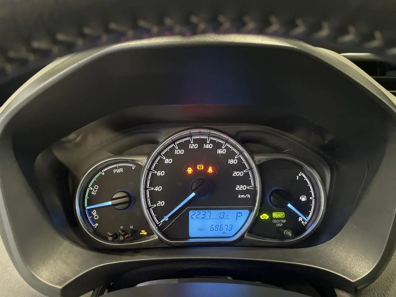 Gros plan sur le tableau de bord de la Toyota Yaris hybride 2020, affichant le compteur et témoins lumineux.