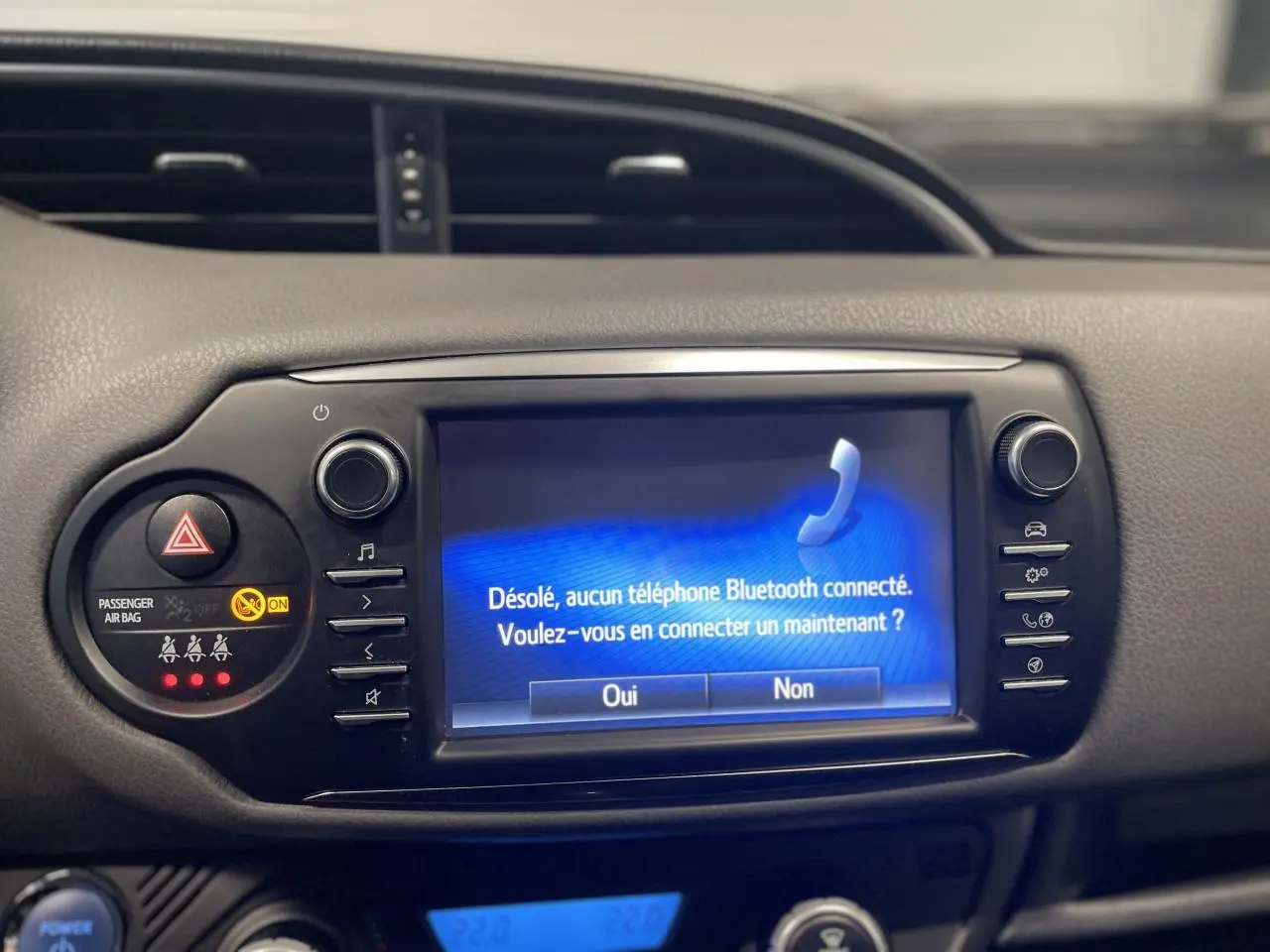 Écran tactile central de la Toyota Yaris Hybride 2020 affichant une demande de connexion Bluetooth, tableau de bord noir.