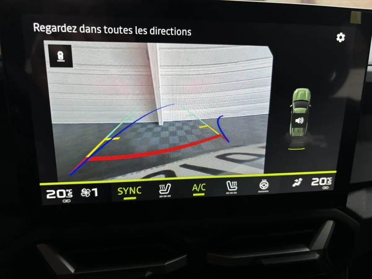 Affichage de la caméra de recul et vue 360° sur l'écran tactile du tableau de bord du Dacia Bigster gris foncé.