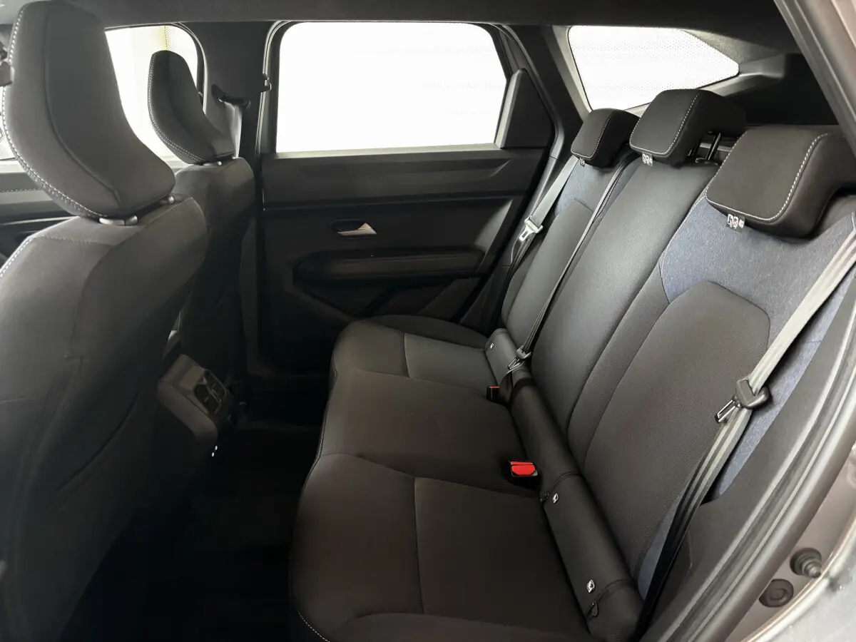 Vue latérale droite de la banquette arrière noire du Dacia Bigster 2025 avec appuie-têtes et ceintures visibles.