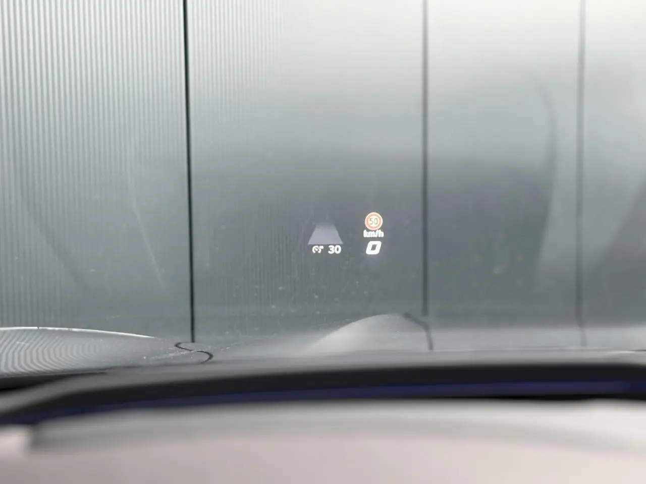 Affichage tête haute du CUPRA TERRAMAR 2024 montrant la vitesse et limite à 50 km/h sur pare-brise noir.