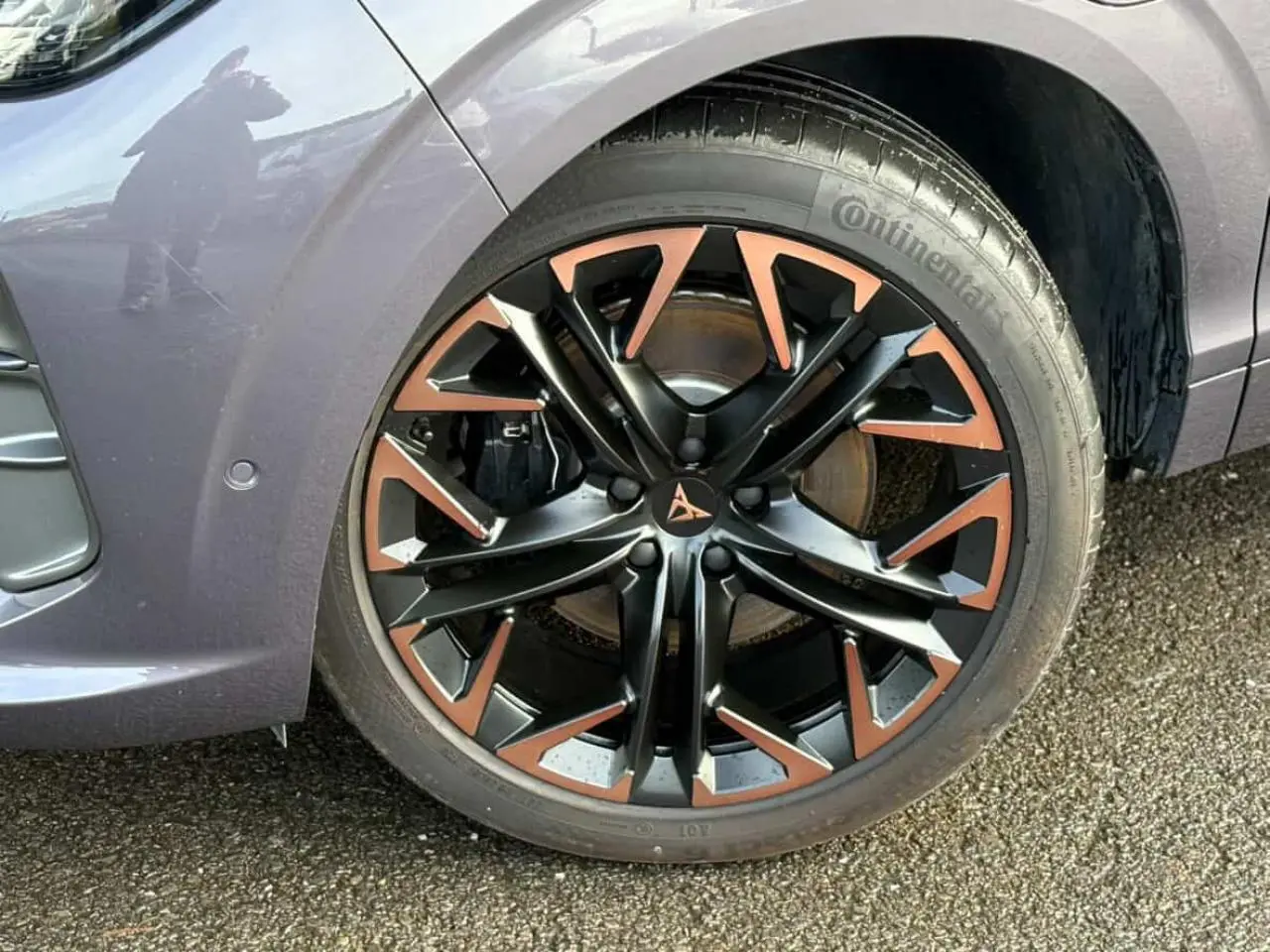 Gros plan sur la jante 20'' cuivrée et noire du côté avant droit de la CUPRA TERRAMAR Dark Void.