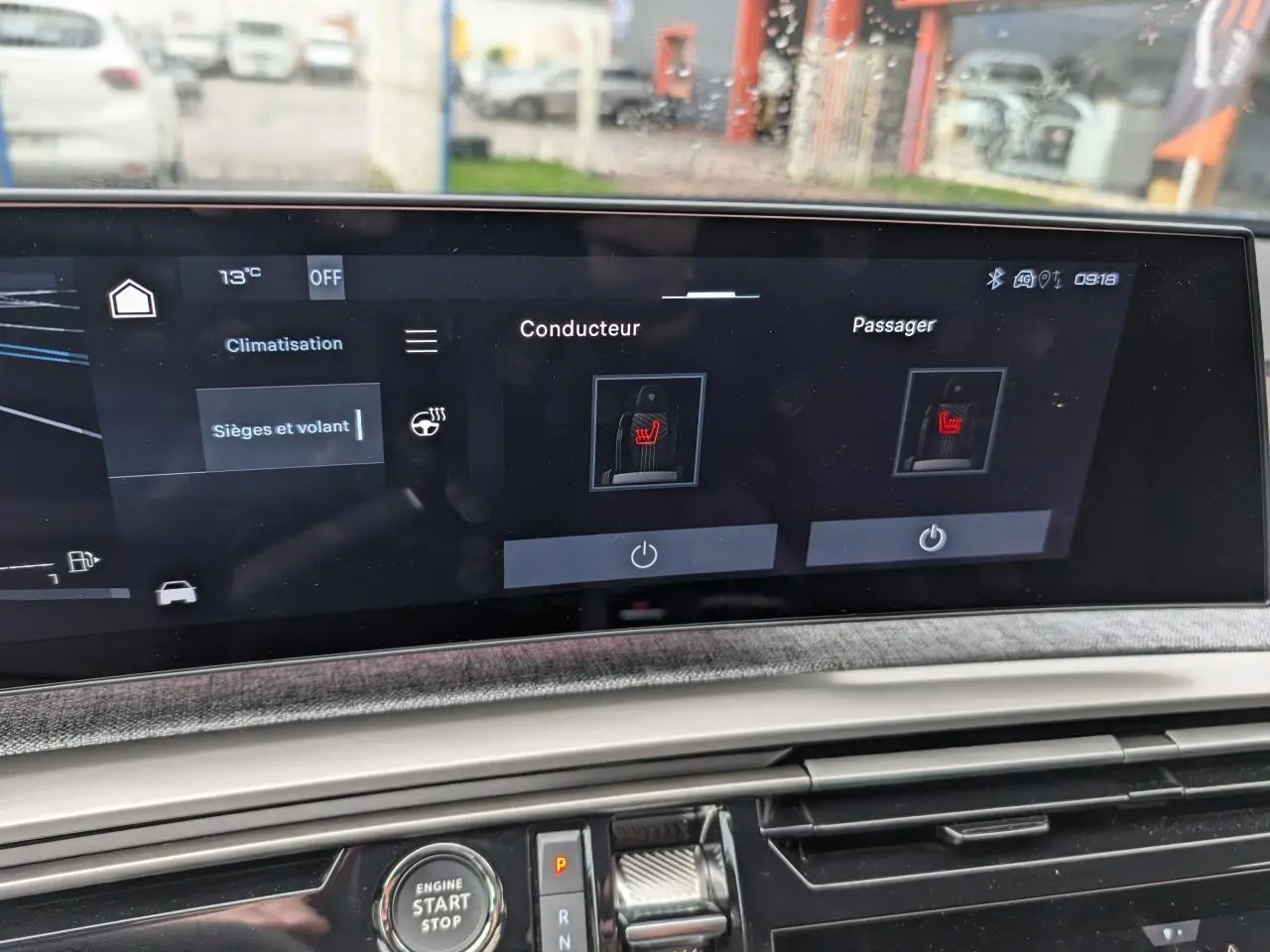Écran tactile central de la Peugeot 3008 Hybrid 2025 affichant le réglage des sièges chauffants conducteur et passager.