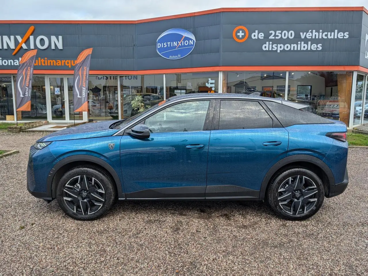 Profil latéral droit d'un Peugeot 3008 GT hybride bleu métallisé avec jantes alliage et détails noirs grainés.