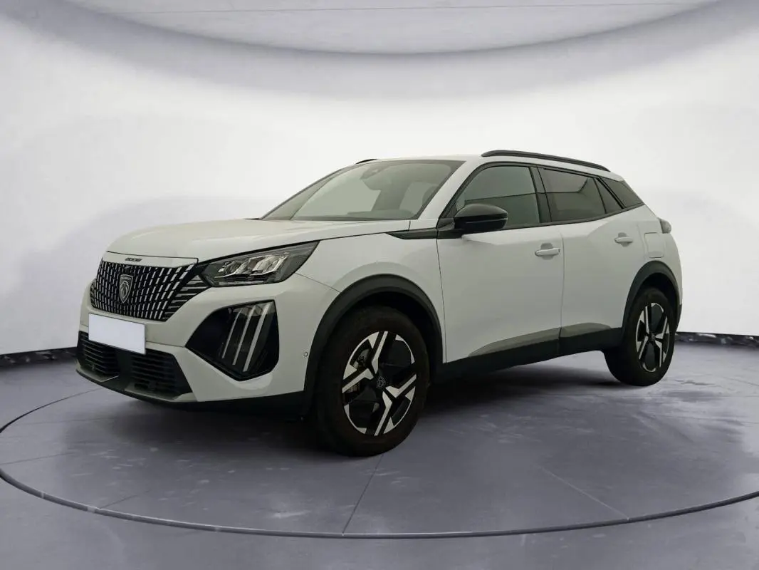 Peugeot 2008 Hybrid blanc en 3/4 avant droit, avec barres de toit noires et jantes alliage 17 pouces.