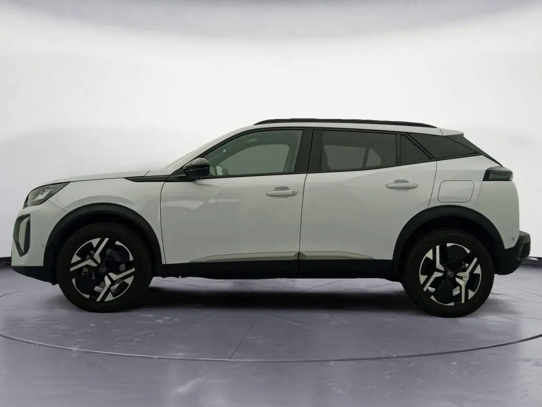 Peugeot 2008 Hybrid blanc en profil droit, avec barres de toit noires et jantes alliage 17 pouces.