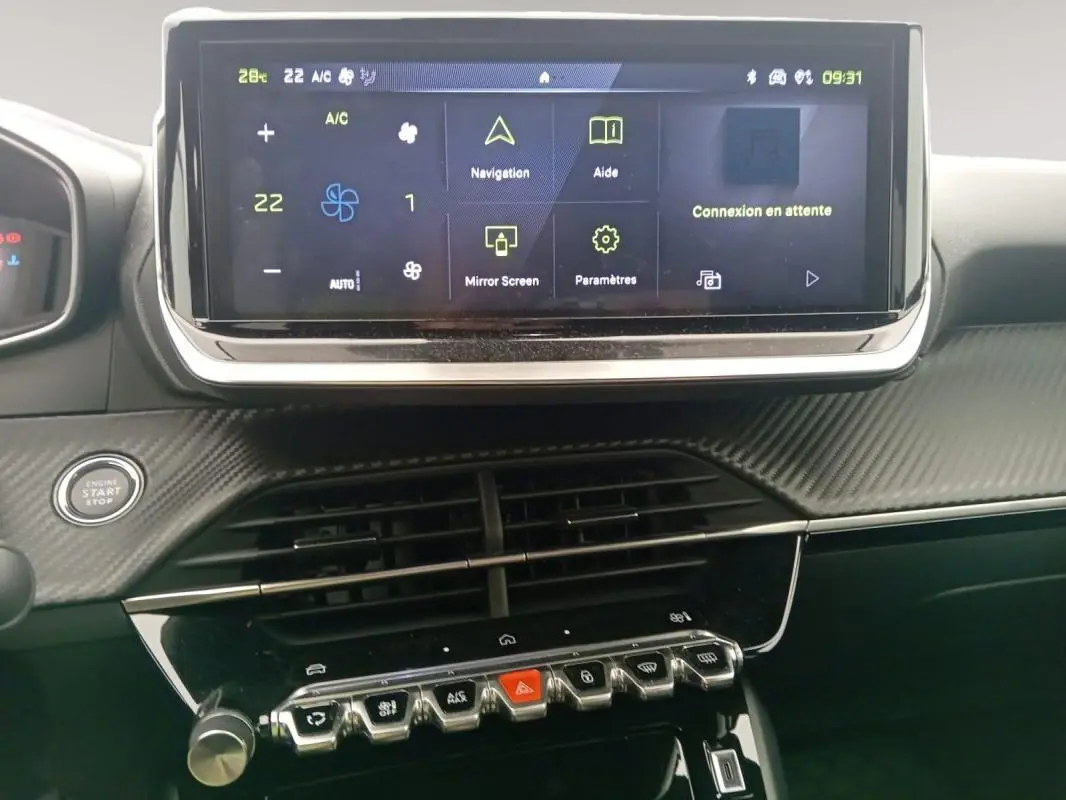 Vue rapprochée de l’écran tactile et de la console centrale du Peugeot 2008 Hybrid 136 blanc avec finition carbone et boutons piano.