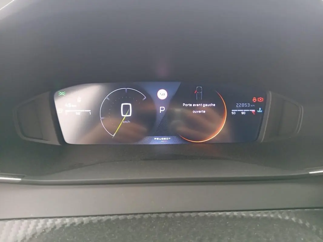 Affichage numérique du cockpit de la Peugeot 2008 Hybrid 136 e-DCS6 Allure montrant la vitesse à 0 km/h et porte avant gauche ouverte.
