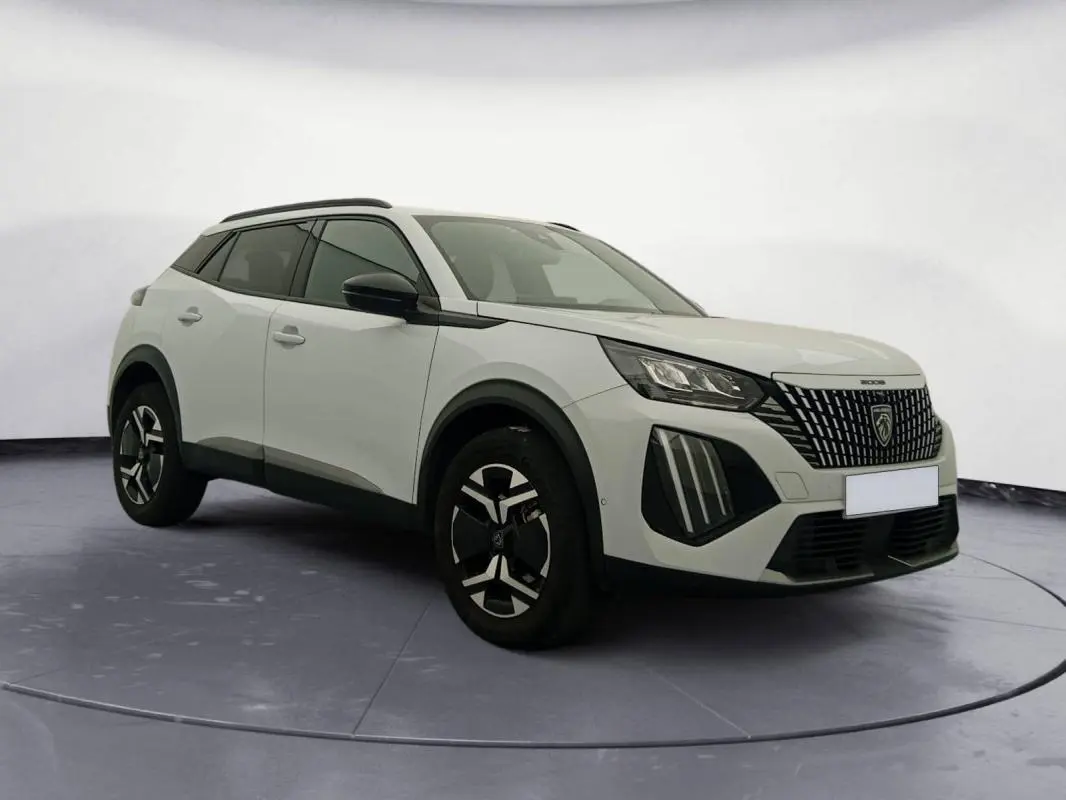 Peugeot 2008 Hybrid blanc en 3/4 avant droit, avec jantes alliage 17 pouces et barres de toit noires.