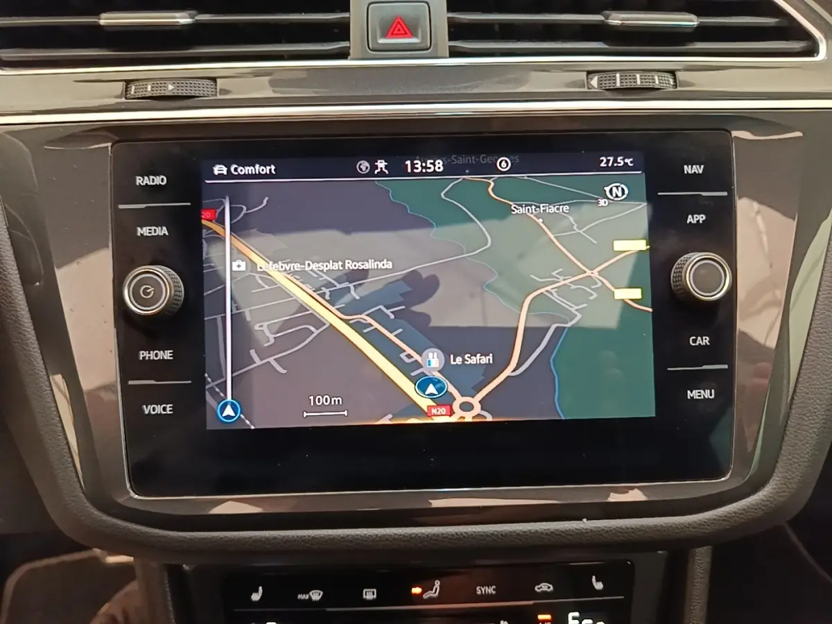 Écran tactile central du tableau de bord du Volkswagen Tiguan 1.4 eHybrid 2023 affichant la navigation GPS.